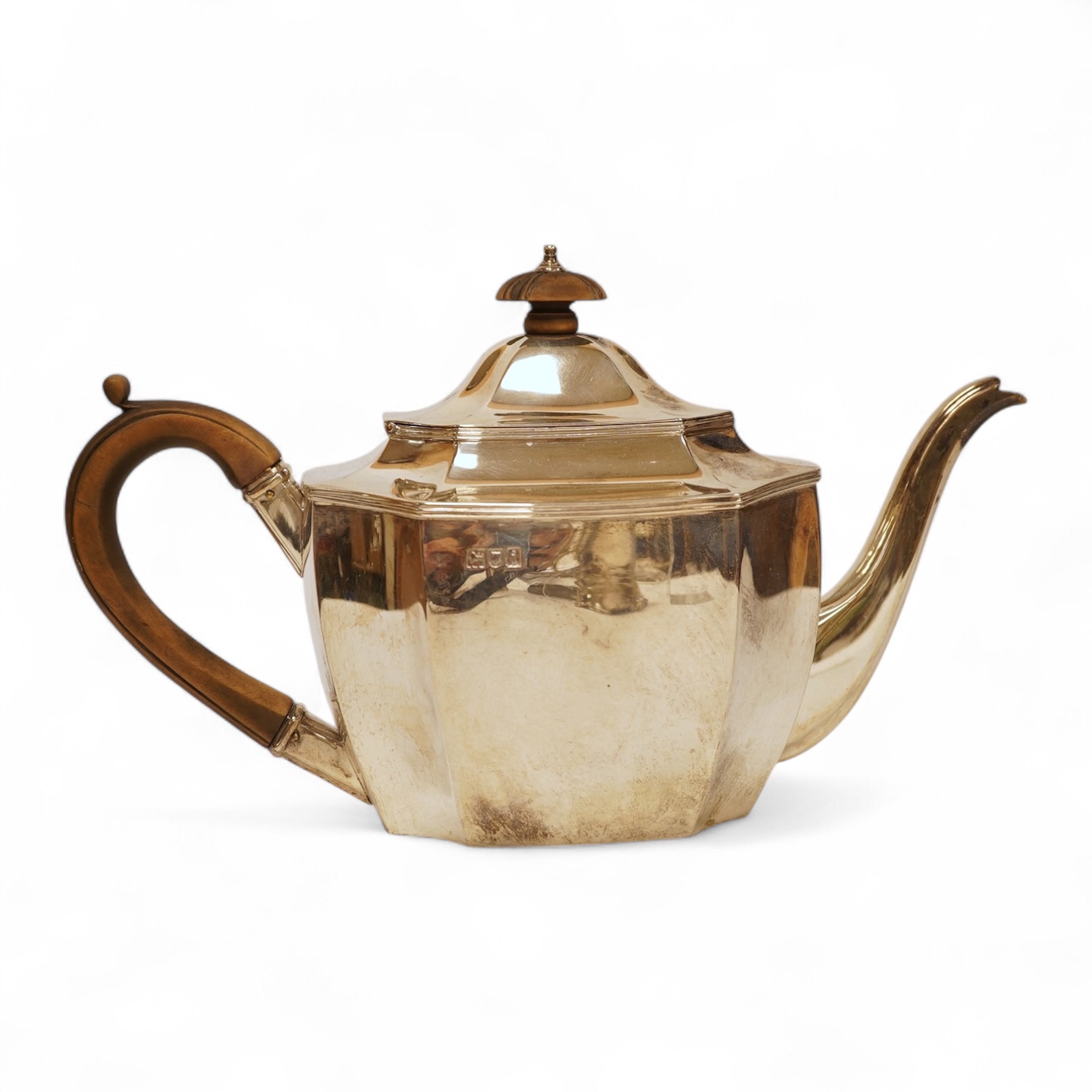An Edwardian silver teapot, by Goldsmiths & Silversmiths Co Ltd, London, 1904, gross weight 19.9oz.